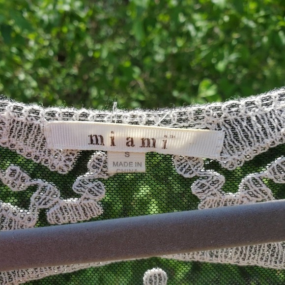 Miami white embroidered design on black mesh - Picture 3 of 9